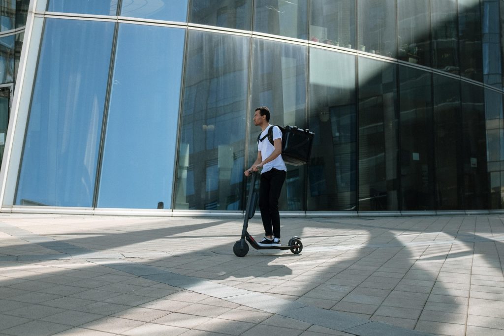 Man rijdt op elektrische step met soepelste rit onder de €400 buiten in stedelijke omgeving