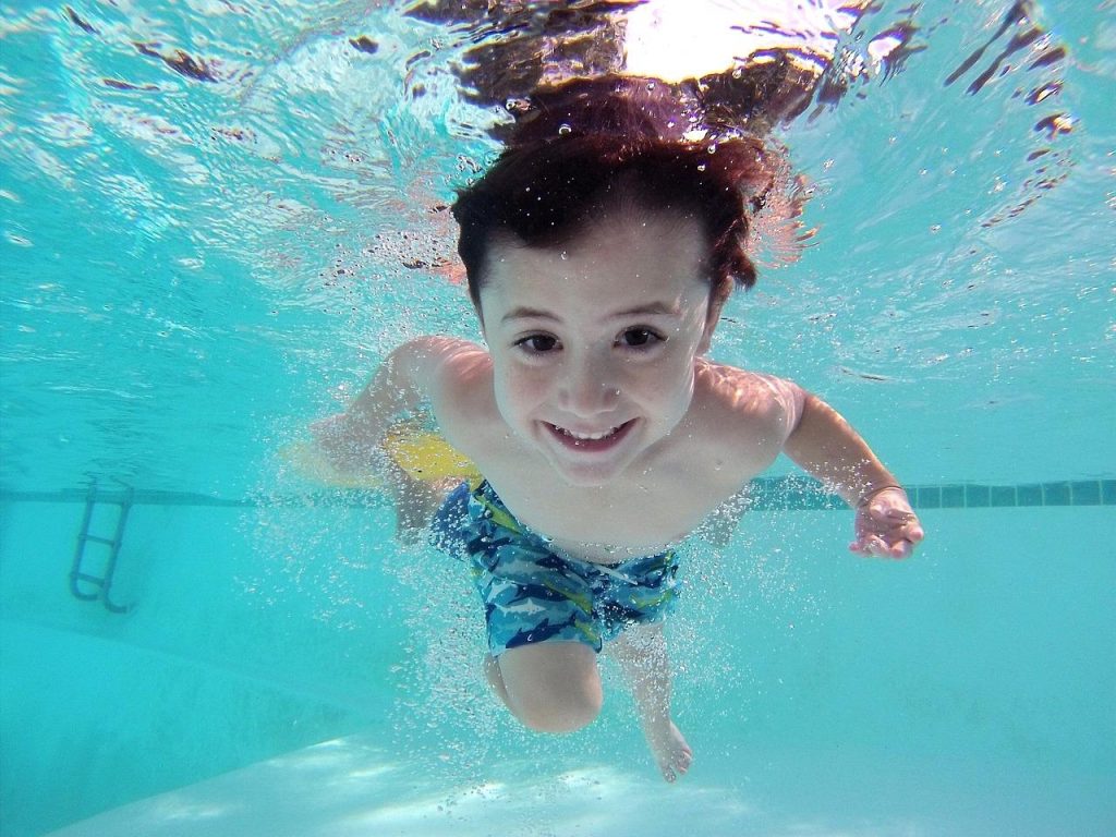 Luchtfoto van een luxe 5-sterren camping met zwembad en groene tuinen in Nederland