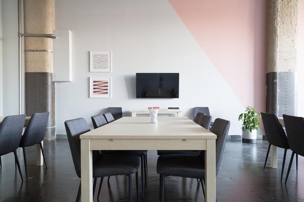 Tweedehands bureaustoelen in verschillende stijlen en kleuren, geschikt voor kantoren met beperkt budget