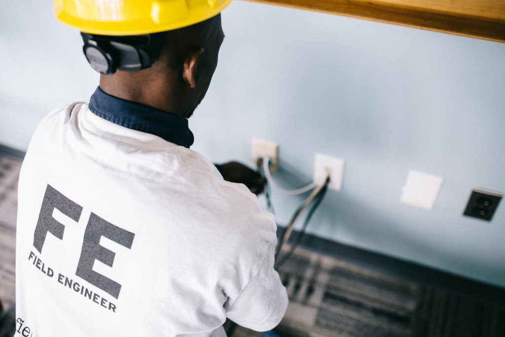 Professionele essentiële diensten voor uw nieuwe woning: slotenmaker, loodgieter en elektricien ter plekke