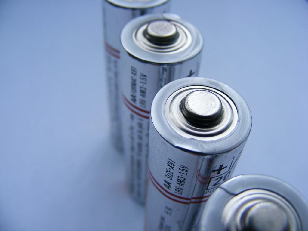 Visuele vergelijking van alternatieven voor traditionele batterijen met solid-state en zoutwaterbatterijen